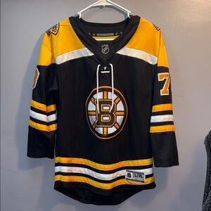 Boston Bruins Black and Yellow Jersey Boys L/XL McAVOY #73 NHL